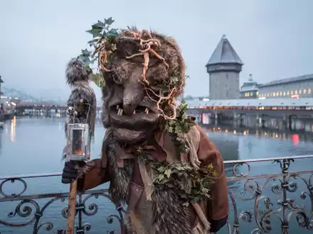 Die Fasnacht im Februar ist ein Anziehungspunkt, aber die meisten Touristen reisen im Sommer nach Luzern. (Archivbild) - Foto: Urs Flueeler/KEYSTONE/dpa