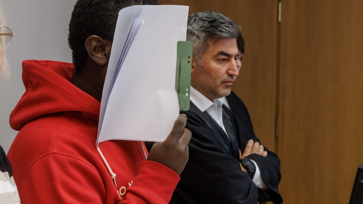 Bei Beginn des Prozesses wegen sexueller Übergriffe auf junge Frauen schweigt der Angeklagte. - Foto: Markus Scholz/dpa