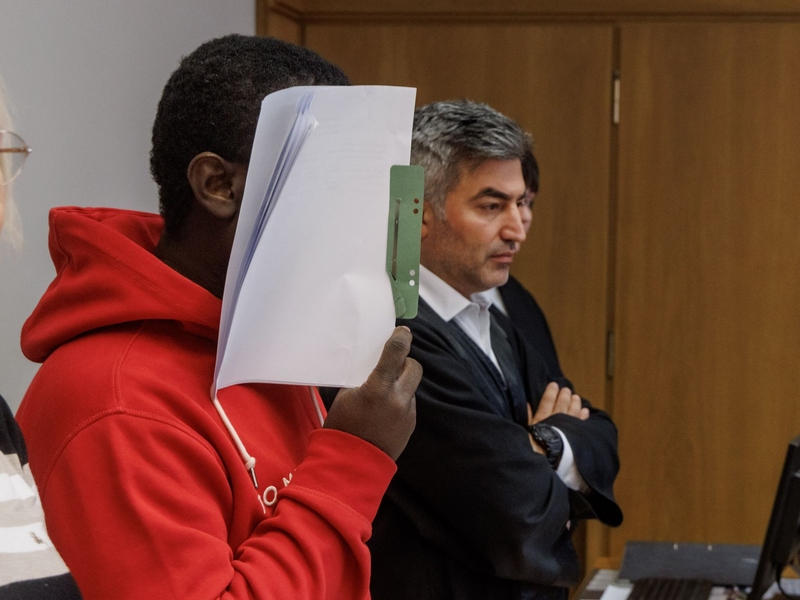 Bei Beginn des Prozesses wegen sexueller Übergriffe auf junge Frauen schweigt der Angeklagte. - Foto: Markus Scholz/dpa