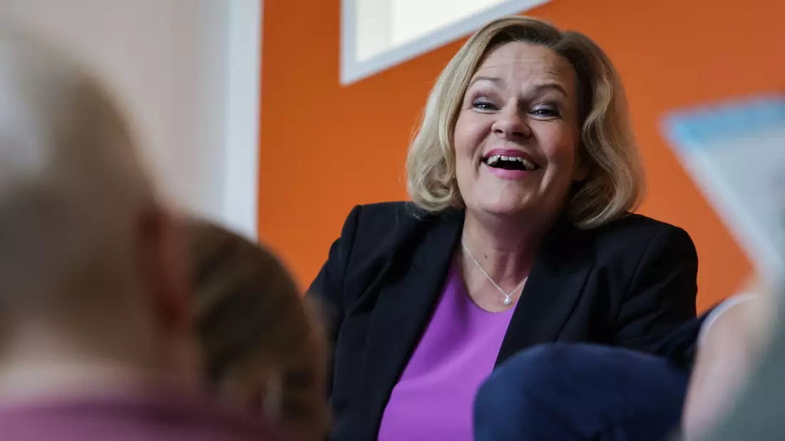 Bundesinnenministerin Nancy Faeser (SPD) liest Kindern am bundesweiten Vorlesetag in einer Berliner Kita vor. - Bild: Hannes Albert/dpa