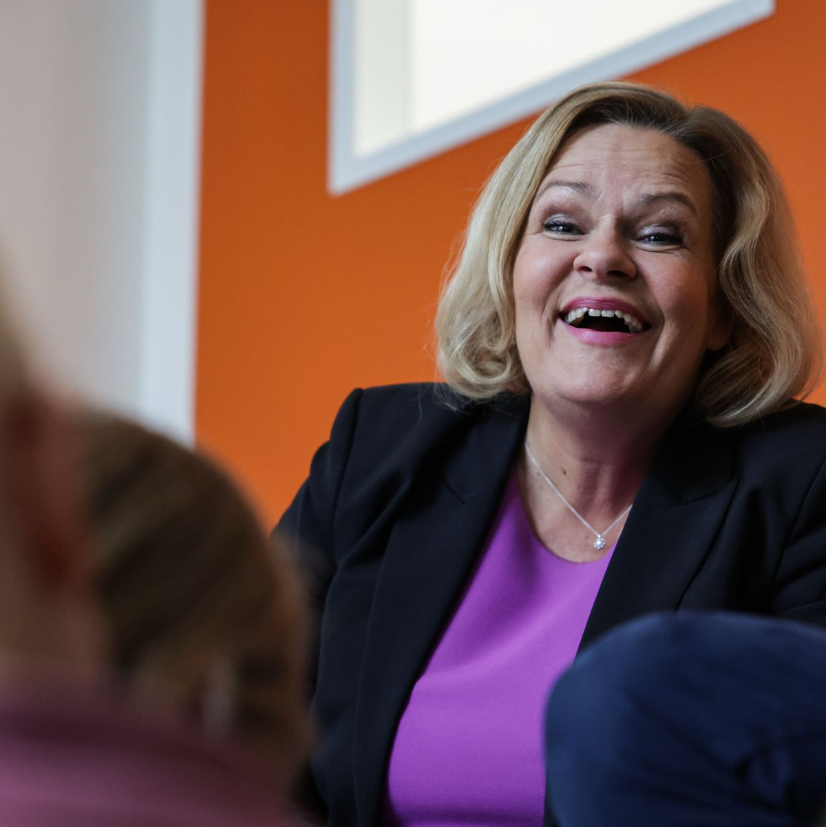 Bundesinnenministerin Nancy Faeser (SPD) liest Kindern am bundesweiten Vorlesetag in einer Berliner Kita vor. - Foto: Hannes Albert/dpa