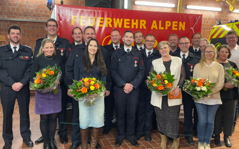 FW Alpen: Jubiläumsfeier der Einheit Veen mit insgesamt 180 Jahren Ehrenamt - Foto: presseportal.de