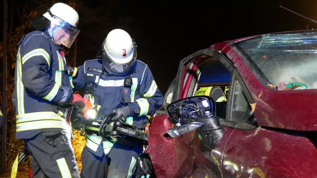 FW Celle: Einsatzübung Verkehrsunfall - Feuerwehr und Rettungsdienst üben in Celle - Bild: presseportal.de