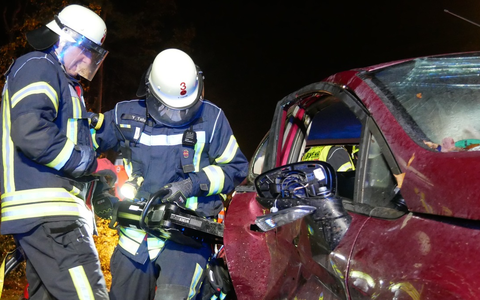 FW Celle: Einsatzübung Verkehrsunfall - Feuerwehr und Rettungsdienst üben in Celle - Foto: presseportal.de