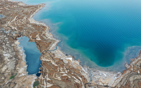 Forscher entdecken meterhohe Schlote im Toten Meer (Archivbild). - Foto: Gil Cohen Magen/XinHua/dpa