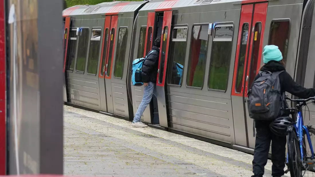 Über das Fortbestehen des Deutschlandtickets für Busse und Bahnen des Nah- und Regionalverkehrs wird seit seiner Einführung im Mai 2023 immer wieder gestritten. (Archivbild) - Bild: Marcus Brandt/dpa