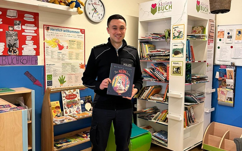 BPOL-HH: Bundesweiter Vorlesetag - Bundespolizisten sorgen fĂŒr strahlende Gesichter bei Kindern - Foto: presseportal.de BPOL-HH: Bundesweiter Vorlesetag - Bundespolizisten sorgen fĂŒr strahlende Gesichter bei Kindern - Foto: presseportal.de