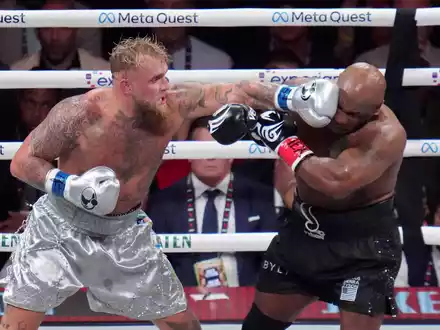 Mike Tyson (links) bereut den Kampf gegen Jake Paul und die Niederlage nicht. - Foto: Julio Cortez/AP/dpa