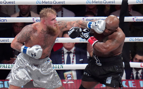 Buh-Rufe für Jake Paul, der im Cabrio zum Ring gefahren wird. - Foto: Julio Cortez/AP/dpa