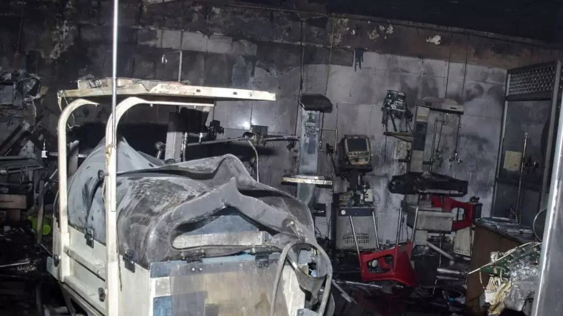 Zum Zeitpunkt des Feuers am Freitagabend (Ortszeit) befanden sich rund 50 Kinder auf der Station des Krankenhauses in Jhansi im nördlichen Bundesstaat Uttar Pradesh.  - Bild: Uncredited/AP/dpa
