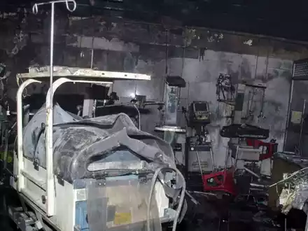 Zum Zeitpunkt des Feuers am Freitagabend (Ortszeit) befanden sich rund 50 Kinder auf der Station des Krankenhauses in Jhansi im nördlichen Bundesstaat Uttar Pradesh.  - Foto: Uncredited/AP/dpa