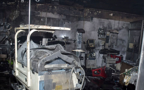 Zum Zeitpunkt des Feuers am Freitagabend (Ortszeit) befanden sich rund 50 Kinder auf der Station des Krankenhauses in Jhansi im nördlichen Bundesstaat Uttar Pradesh.  - Foto: Uncredited/AP/dpa