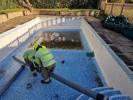 Mit einem Seilzug hievten die Einsatzkräfte das Tier aus dem Pool. - Foto: -/Leicestershire Fire And Rescue Service/PA Media/dpa
