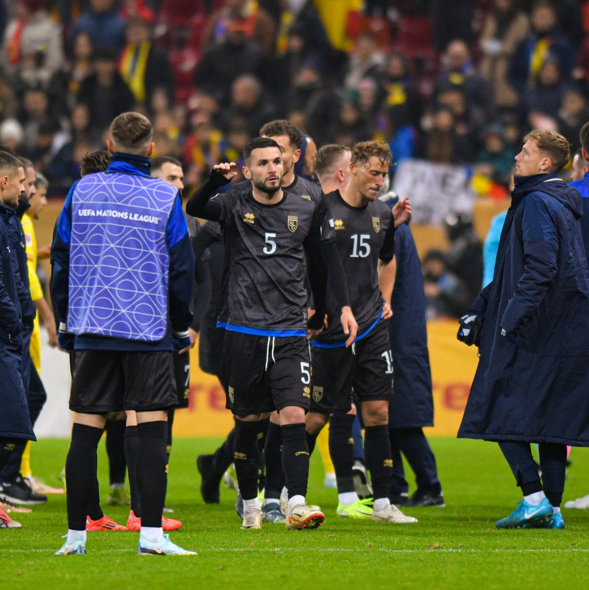 Das Spiel Rumänien gegen Kosovo wurde vorzeitig beendet. - Foto: Alexandru Dobre/AP/dpa