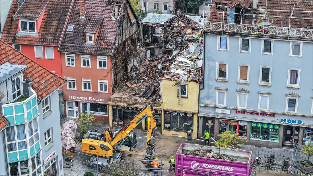 Die Feuerwehr musste noch einmal ausrücken. (Foto-aktuell) - Bild: Jason Tschepljakow/dpa