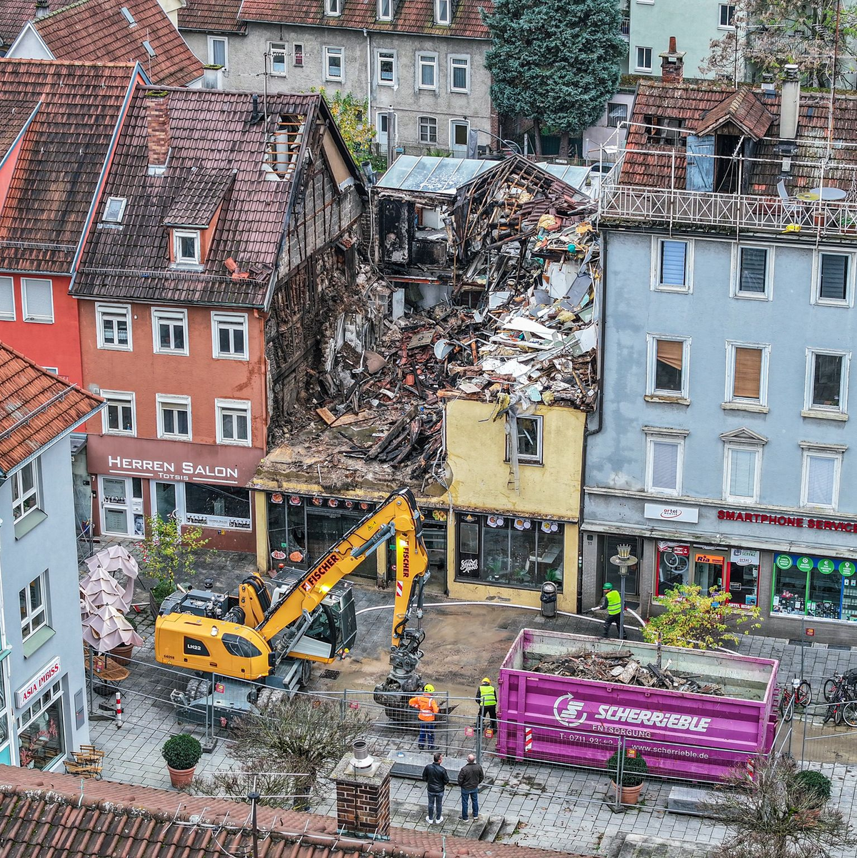 Die Feuerwehr musste noch einmal ausrücken. (Foto-aktuell) - Foto: Jason Tschepljakow/dpa