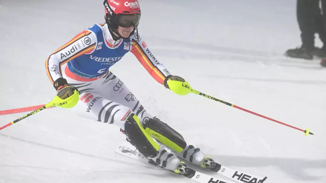 Skirennfahrerin Lena Dürr jubelt über Platz drei. - Bild: Jussi Nukari/Lehtikuva/dpa