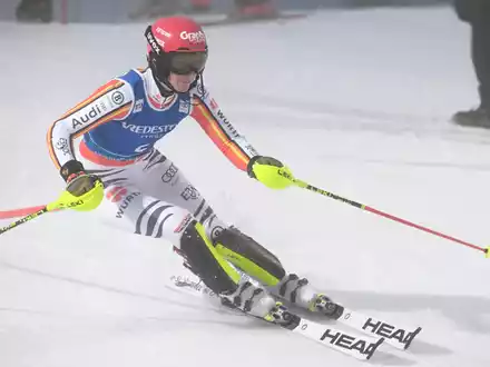 Siegerin Mikaela Shiffrin (Mitte), Katharina Liensberger (links) und Lena Dürr auf Platz drei (rechts) jubeln in Levi. - Foto: Jussi Nukari/Lehtikuva/dpa