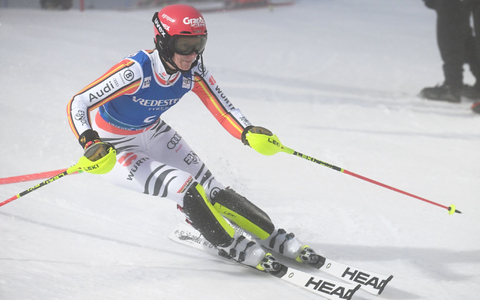 Siegerin Mikaela Shiffrin (Mitte), Katharina Liensberger (links) und Lena DĂĽrr auf Platz drei (rechts) jubeln in Levi. - Foto: Jussi Nukari/Lehtikuva/dpa Siegerin Mikaela Shiffrin (Mitte), Katharina Liensberger (links) und Lena DĂĽrr auf Platz drei (rechts) jubeln in Levi. - Foto: Jussi Nukari/Lehtikuva/dpa