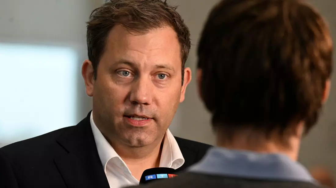 Hält nichts von Personaldebatten: SPD-Chef Lars Klingbeil.  - Bild: Roberto Pfeil/dpa