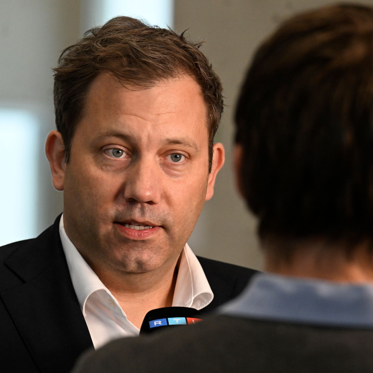 Hält nichts von Personaldebatten: SPD-Chef Lars Klingbeil.  - Foto: Roberto Pfeil/dpa