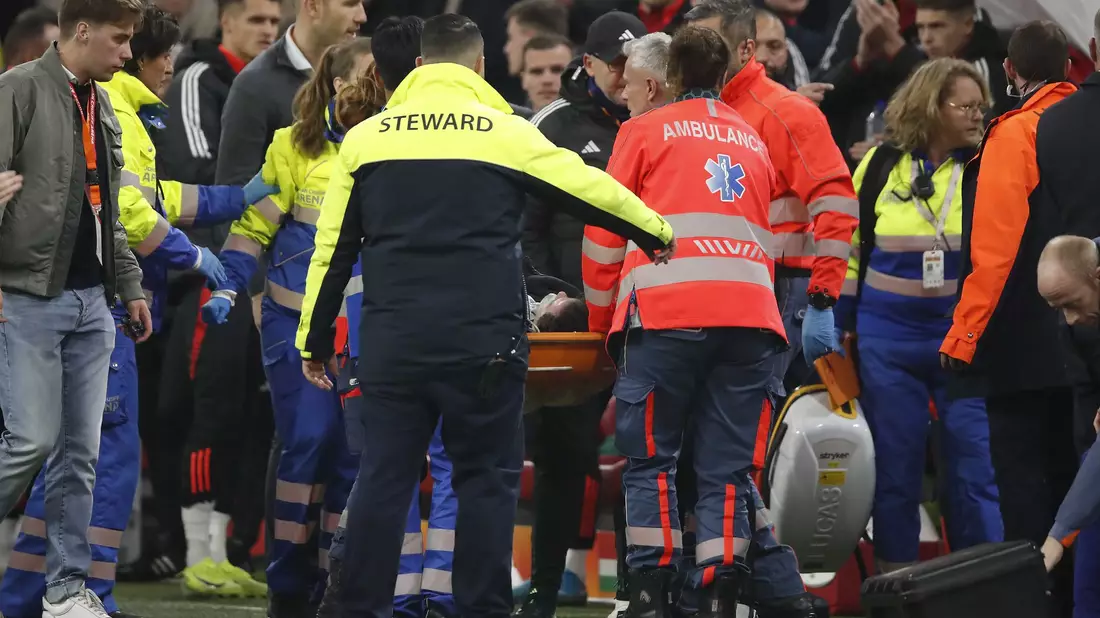 Beim Spiel in Amsterdam ist es zu einem medizinischen Notfall gekommen. - Bild: Bart Stoutjesdijk/ANP/dpa