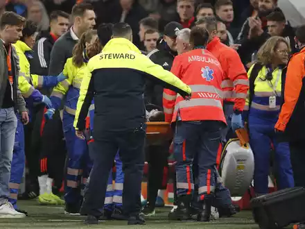 Beim Spiel in Amsterdam ist es zu einem medizinischen Notfall gekommen. - Foto: Bart Stoutjesdijk/ANP/dpa