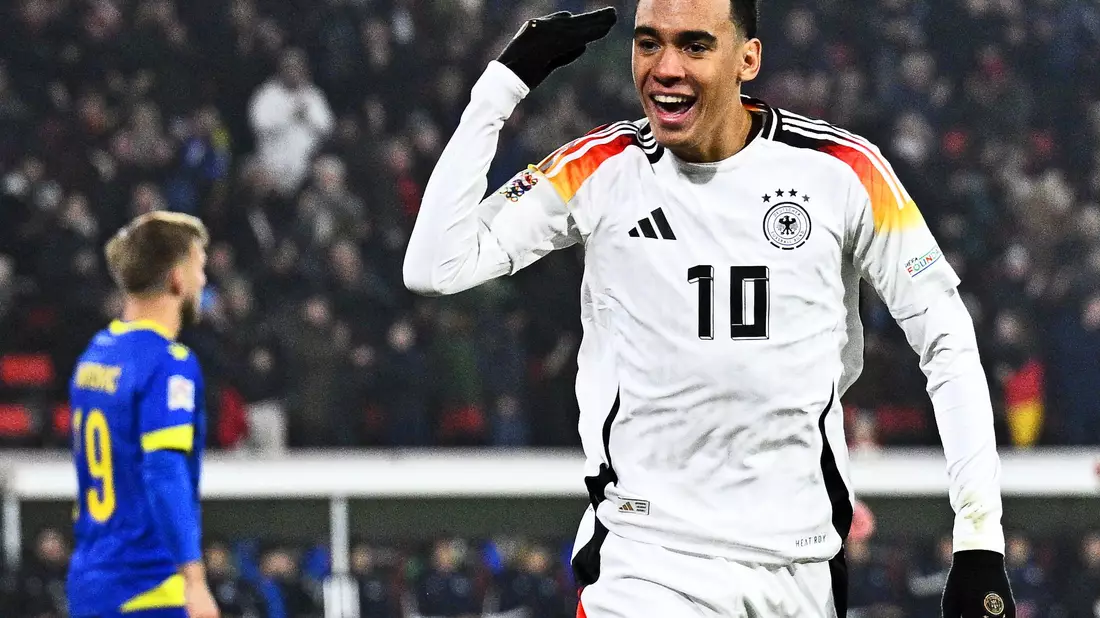 Er begeistert die Fans und trifft für die Mannschaft: Jamal Musiala. - Bild: Tom Weller/dpa