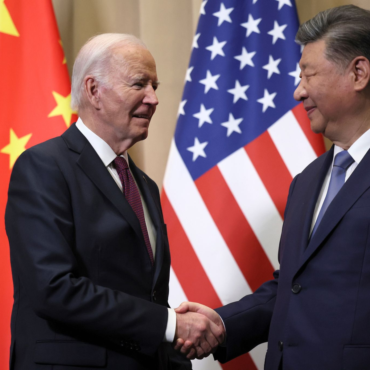Biden und Xi geben sich die Hand.  - Foto: Leah Millis/Pool Reuters/AP/dpa