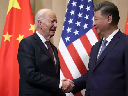 Biden begrüßt Xi. - Foto: Leah Millis/Pool Reuters/AP/dpa