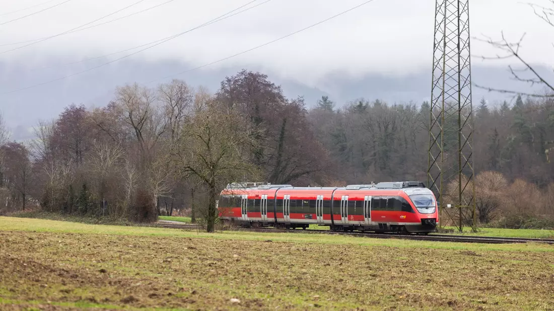Auf rund einem Drittel des deutschen Schienennetzes können wegen fehlender Oberleitungen keine elektrischen Züge fahren. (Archivbild) - Bild: Philipp von Ditfurth/dpa