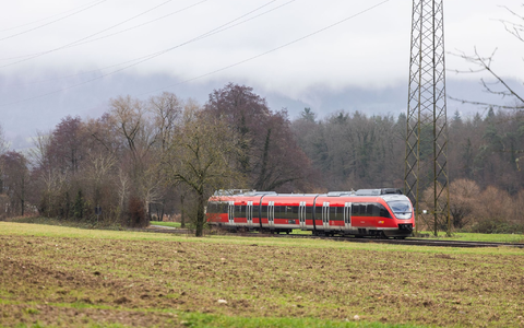 Auf rund einem Drittel des deutschen Schienennetzes können wegen fehlender Oberleitungen keine elektrischen Züge fahren. (Archivbild) - Foto: Philipp von Ditfurth/dpa