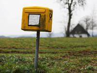 Ein Briefkasten der Deutschen Post steht auf einer Wiese am Rand einer Siedlung im Bergischen Land (NRW).  - Foto: Oliver Berg/dpa