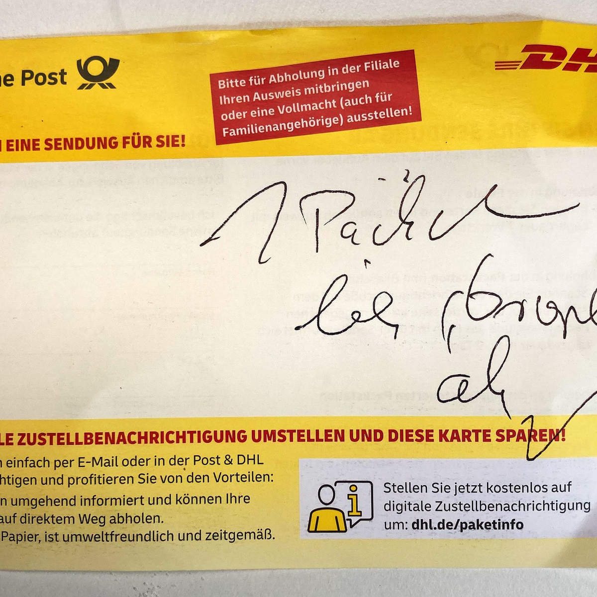 Ein Zusteller hat einen unleserlichen Hinweis auf den Abhohlzettel für ein Päckchen geschrieben. Die Adressatin, die diesen Abholzettel in ihrem Briefkasten fand, konnte mit der Kritzelei nichts anfangen. - Foto: Caroline Bock/dpa