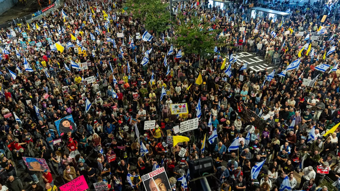 Israelis fordern bei Demonstrationen seit Monaten die Freilassung der in Gaza verbleibenden Geiseln. (Archivbild) - Bild: Francisco Seco/AP/dpa