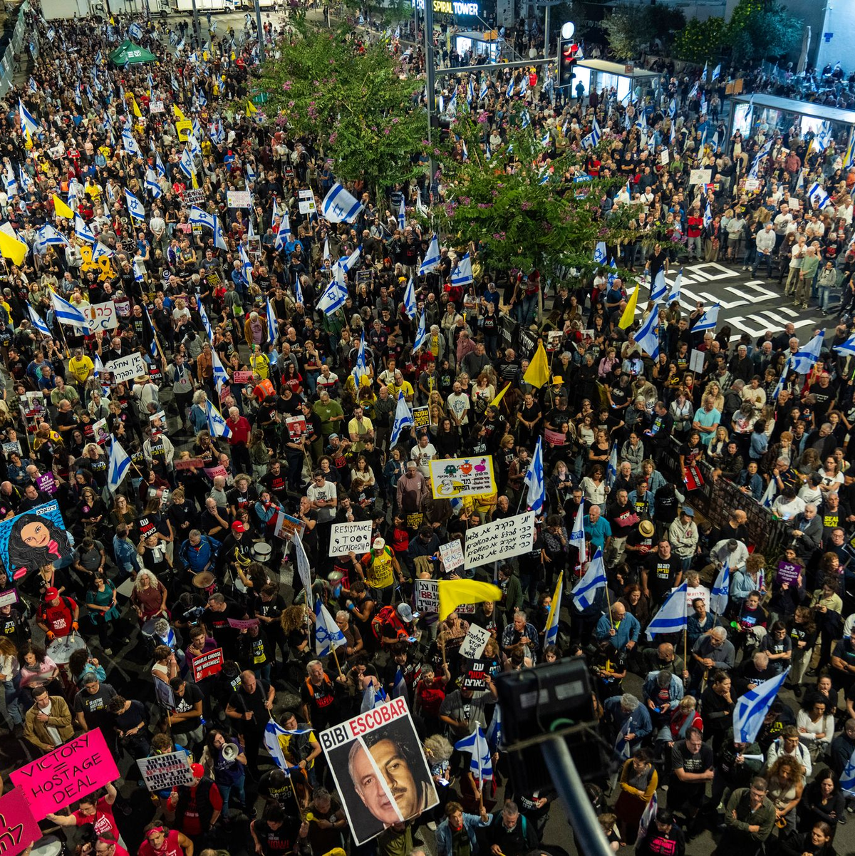 In Tel Aviv demonstrierten wieder hunderte Menschen für ein Abkommen zur Geisel-Freilassung. - Foto: Francisco Seco/AP/dpa