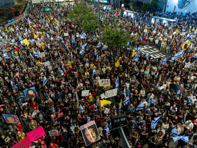 Israelis fordern bei Demonstrationen seit Monaten die Freilassung der in Gaza verbleibenden Geiseln. (Archivbild) - Foto: Francisco Seco/AP/dpa