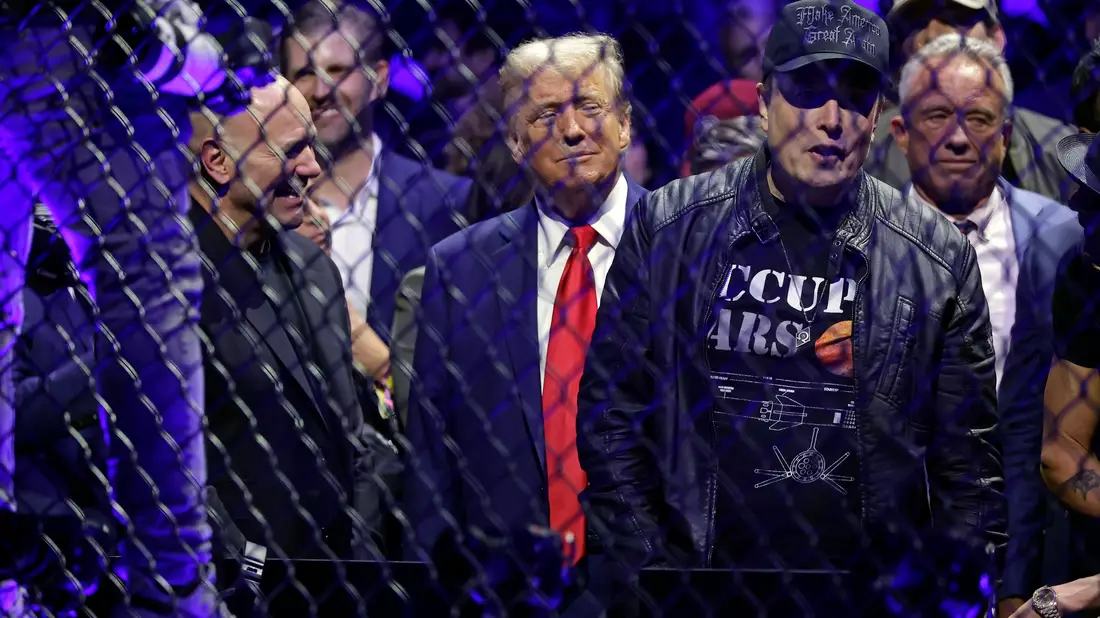 Trump und Musk bei Kampfsport-Spektakel in New York. - Bild: Adam Hunger/AP/dpa
