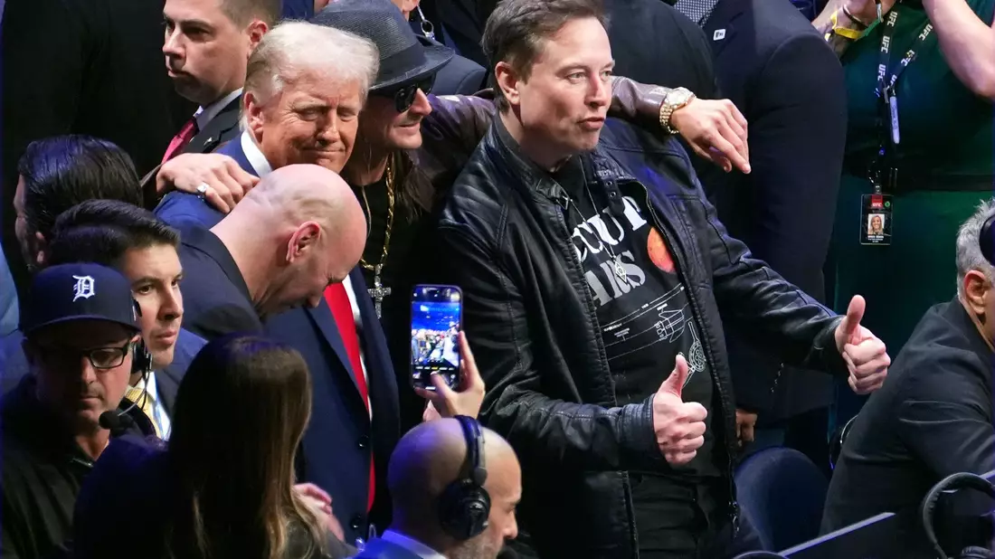 Trump und Musk bei Kampfsport-Spektakel in New York. - Bild: Evan Vucci/AP/dpa