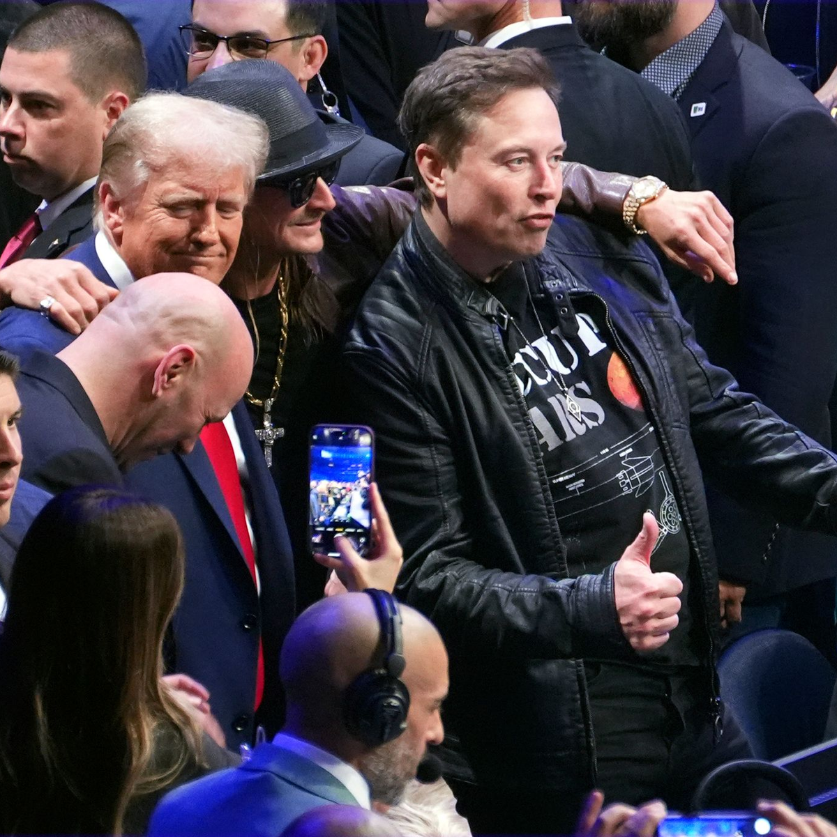 Trump und Musk bei Kampfsport-Spektakel in New York. - Foto: Evan Vucci/AP/dpa