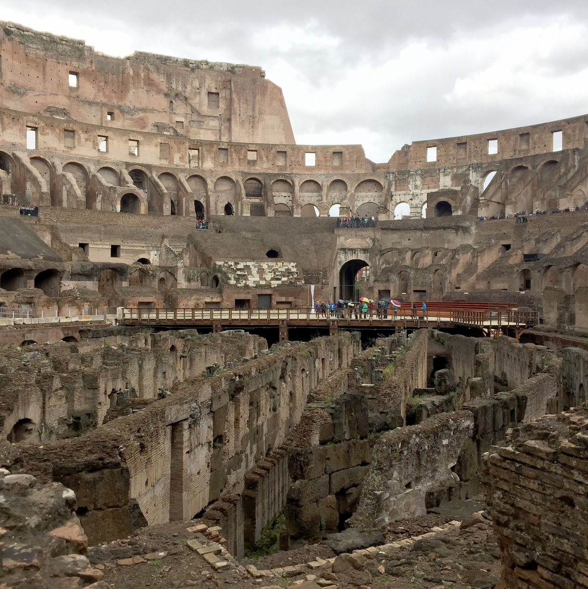 Einst kämpften Gladiatoren im Kolosseum von Rom zur Belustigung des Volkes. Jetzt soll es für ein PR-Spektakel genutzt werden. (Archivfoto) - Foto: Alvise Armellini/dpa