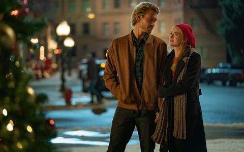 Chad Michael Murray und Britt Robertson im neuen Netflix-Weihnachtsfilm «The Merry Gentlemen» (Start 20. November) - Foto: Cr. Katrina Marcinowski/Netflix © 2024/dpa