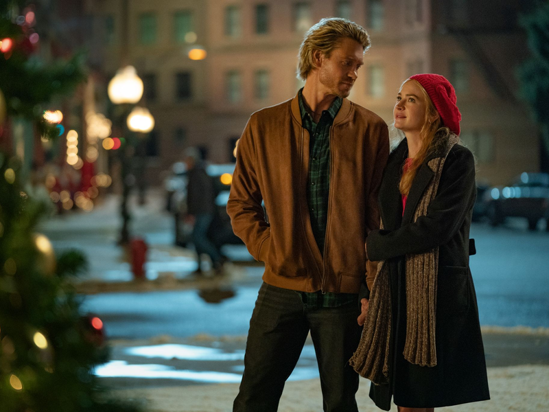 Chad Michael Murray und Britt Robertson im neuen Netflix-Weihnachtsfilm «The Merry Gentlemen» (Start 20. November) - Foto: Cr. Katrina Marcinowski/Netflix © 2024/dpa