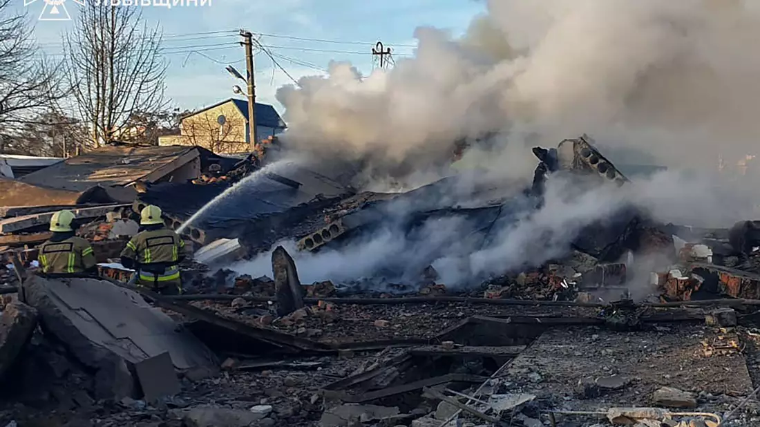 Lwiw ist nicht weit von der polnischen Grenze entfernt. Dort wurde eine Frau nach einem Angriff von herabfallenden Trümmern getötet.  - Bild: Uncredited/Ukrainian Emergency Service via AP/dpa
