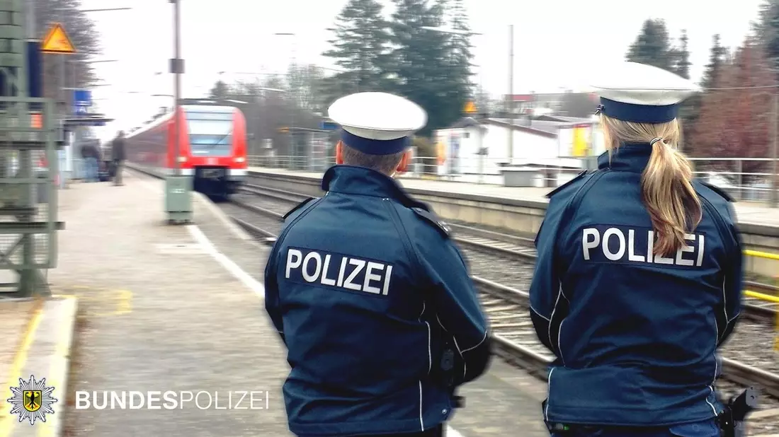 Bundespolizeidirektion München: Person im Gleis stoppte Bahnverkehr / Verhaltensauffälliger 33-Jähriger stellt sich vor S-Bahn - Bild: presseportal.de
