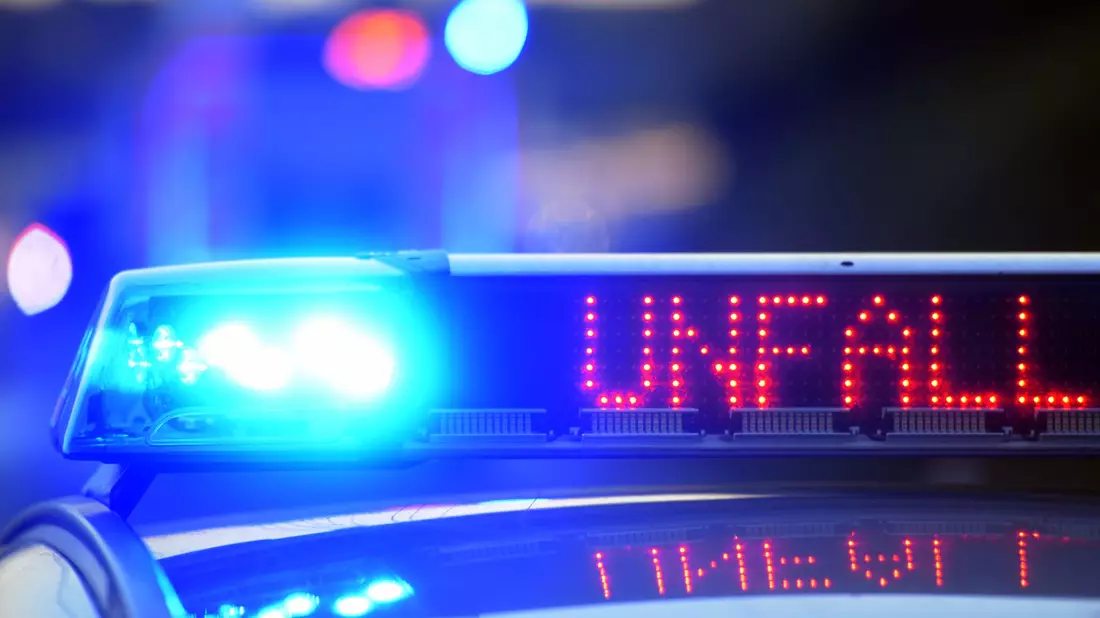 Bei einem schweren Unfall im Münsterland in Nordrhein-Westfalen sind sechs Menschen ums Leben gekommen. (Symbobild) - Bild: Stefan Puchner/dpa