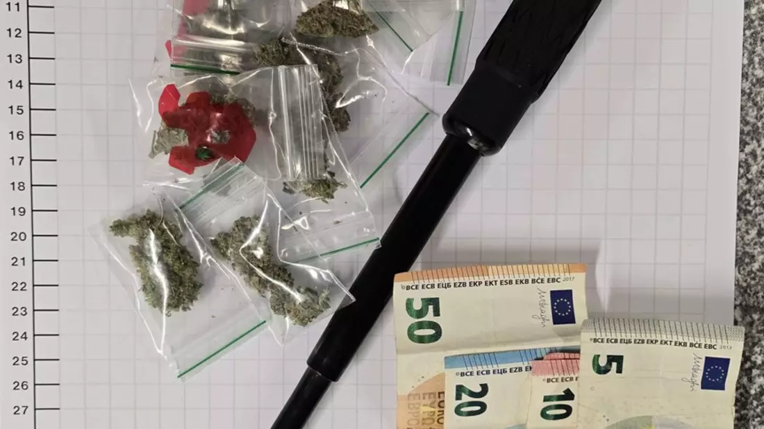 BPOL NRW: Minderjähriger mit Cannabis und Teleskopschlagstock - Bundespolizei weist auf Allgemeinverfügung hin - Bild: presseportal.de