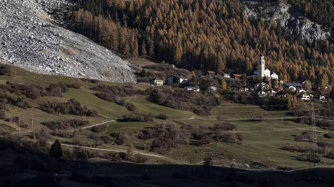 Kein Zutritt mehr: Alle Bewohner mussten das Dorf Brienz verlassen.  - Bild: Til Buergy/KEYSTONE/dpa