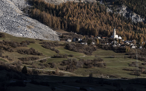 Kein Zutritt mehr: Alle Bewohner mussten das Dorf Brienz verlassen.  - Foto: Til Buergy/KEYSTONE/dpa