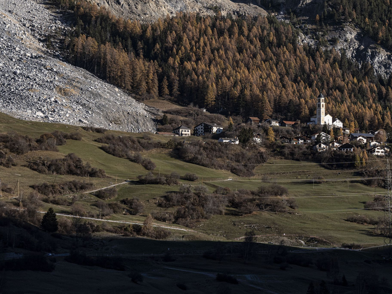 Kein Zutritt mehr: Alle Bewohner mussten das Dorf Brienz verlassen.  - Foto: Til Buergy/KEYSTONE/dpa